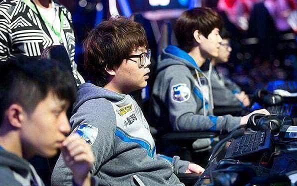 LPL夏季赛W3D5：D组大乱斗！WBG面临晋级登峰组关键之战