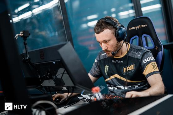 JDG Club 发送新年祝福：金蛇带来祝福，家庭和谐，繁荣富强，财富滚滚而来！